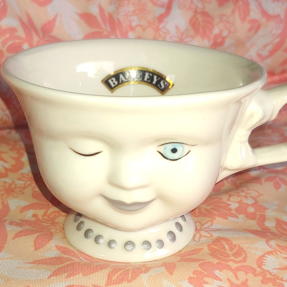 🍀Limited Edition Baileys Irish Winking Lady Ceramic Cup signed by Helen Hunt - Picture 4 of 12